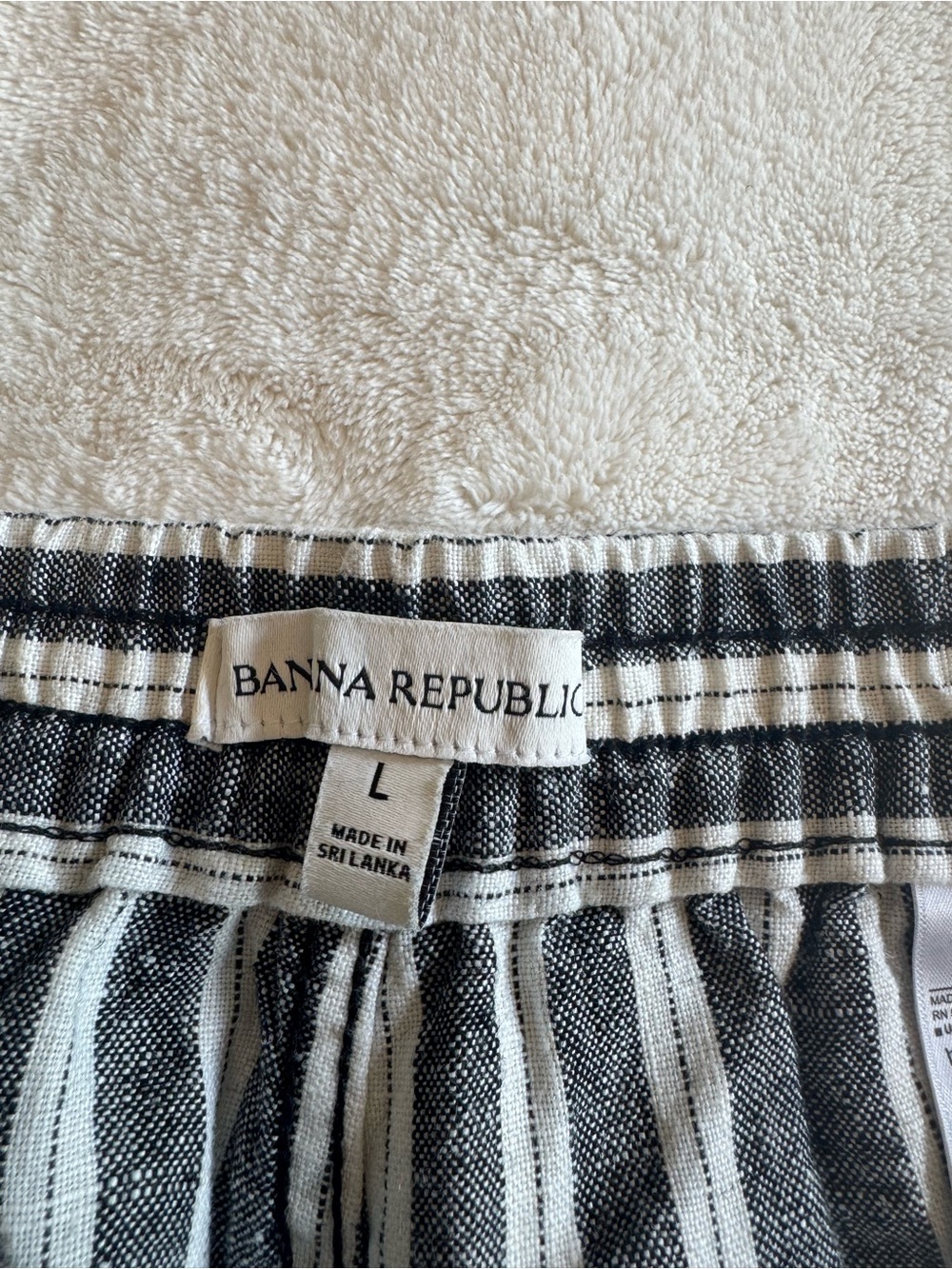 Banana Republic Pleated Pull-On Linen Pants (White Lotus Collection) - Picture 4 of 6